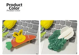 Detalle de pinzas para el cabello con forma de zanahoria y col en acetato pulido