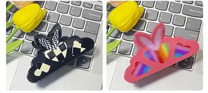 Dettaglio molletta rosa con cuori arcobaleno e clip nera con fiocco a scacchiera