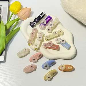 Fermagli per capelli a fiore con cristalli color macaron su vassoio a nuvola