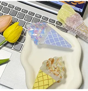 Tre fermagli per capelli a forma di gelato con texture marmorizzata su vassoio
