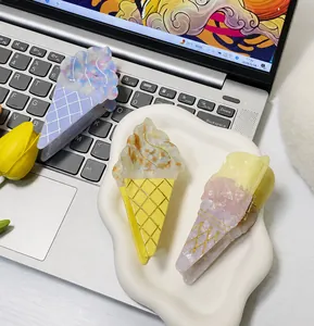 Dettaglio di tre mollette per capelli a forma di cono gelato su un vassoio decorativo