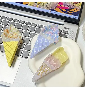 Dettaglio di fermagli per capelli a cono gelato con finitura marmorizzata e griglia