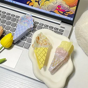 Tre fermagli per capelli a forma di cono gelato in acetato marmorizzato su vassoio