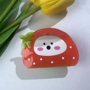 Macro-opname van een aardbei haarclip van acetaat met een schattig gezichtje