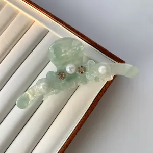 Detail der mintgrünen Haarklammer aus Acetat mit Marmormuster, Perlen und Strassblumen