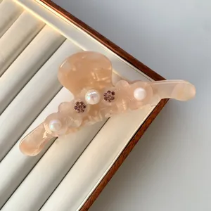 Haarklammer aus marmoriertem Acetat mit Perlen und lila Strasssteinen in Blumenform