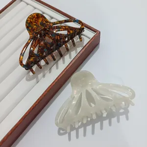 Pinces à cheveux en acétate faites à la main en couleurs écaille et blanc crème