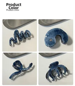 Dettaglio di quattro grandi mollette per capelli in acetato marmorizzato blu con denti