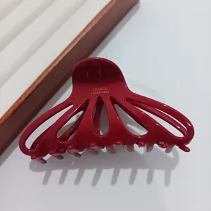 Détail de la pince à cheveux rouge avec logo France Handmade doré sur la face interne