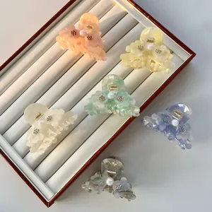 Set aus 6 bunten Blumen-Haarklammern aus Acetat mit Perlen und Strass auf weißem Tablett