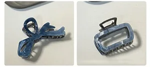 Dettaglio di fermagli per capelli in acetato marmorizzato blu con fiocco e rettangolo