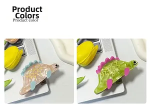 Détail de pinces à cheveux dinosaure en acétate rose et vert avec texture marbrée