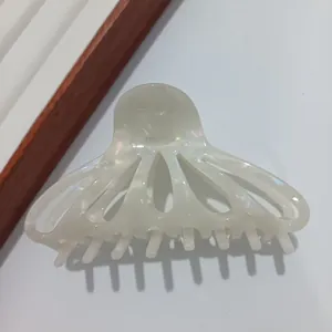 Détail de la pince à cheveux en acétate blanc perlé avec gravure FRANCE Handmade