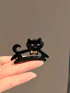 Dettaglio di un mollettone a gatto nero in acetato con accenti di strass scintillanti