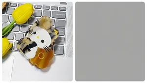Detailopname van de Hello Kitty haarklem met schildpadpatroon en glanzende acetaatafwerking
