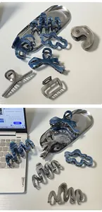 Dettaglio di pinze per capelli in acetato marmorizzato blu su vassoio in metallo
