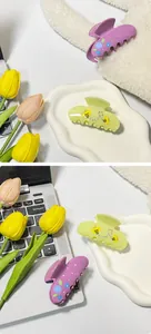 Detail van acetaat haarklemmen met bloemmotieven en fonkelende strass-steen accenten