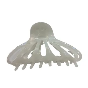 Pince à cheveux artisanale en acétate blanc perlé avec design ajouré et gravure France
