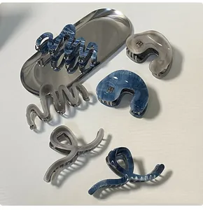 Set di 6 fermagli per capelli in acetato marmorizzato blu e grigio su vassoio in metallo