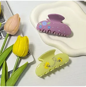 Detailaufnahme von Acetat-Haarklammern mit Blumenmustern und funkelnden Strasssteinen