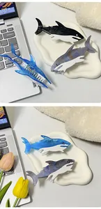 Dettaglio di mollette per capelli a squalo in acetato marmorizzato in vari colori
