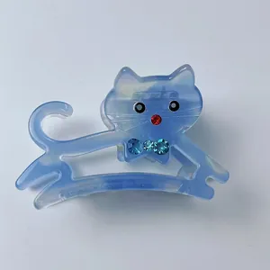 Dettaglio della molletta per capelli a gatto azzurro con strass lucidi e finitura in acetato