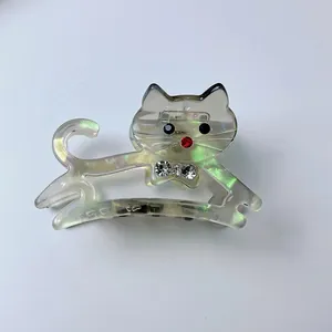 Dettaglio molletta per capelli a forma di gatto con strass su resina polarizzata