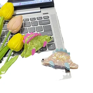 Simpatici fermagli per capelli a dinosauro in acetato nei colori verde e beige