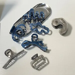 Set di mollette per capelli in acetato marmorizzato con fiocco su vassoio in metallo