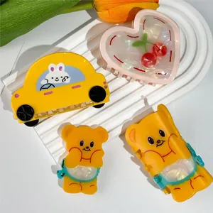 Set di mollette per capelli in acetato a forma di orso e auto su vassoio con tulipani