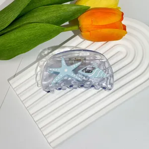 Detail der Haarklammer mit Seestern und Muschel im sommerlichen Ozean-Design