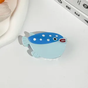 Vue détaillée d'une pince à cheveux poisson-globe bleue en acide acétique sur fond blanc