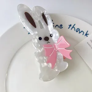 Pince à cheveux lapin blanc mignon avec nœud rose et texture acétate nacré
