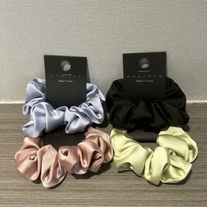 Set de cuatro coleteros de satén sedoso en colores lila, negro, rosa champán y verde