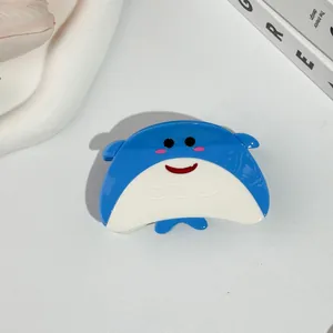 Détail de la pince à cheveux raie bleue avec un design de dessin animé style marin
