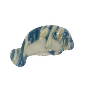 Pince à cheveux lamantin avec texture marbrée bleue et blanche et détails dorés