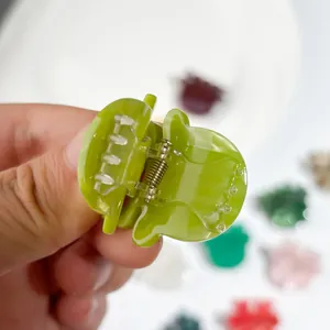 Lichtdurchlässige grasgrüne Haarklammer aus Acetat mit Mehrzahngriff und Silberfeder