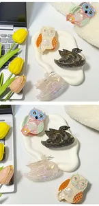 Detailansicht der Acetat-Haarklammern im Schwan- und Eulen-Design mit Marmorierung