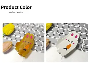 Détail de pinces à cheveux lapin mignon en acétate ambre et blanc avec carottes