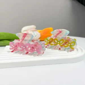 Molle per capelli in acetato con fiocchi a righe e perle su supporto per display
