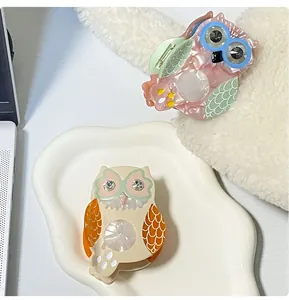 Detailansicht der Acetat-Eulen-Haarklammern mit funkelnden Strassaugen und Cutout-Design