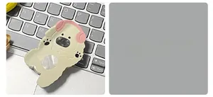 Détail de la pince à cheveux chat mignonne en acétate avec design de casque sur PC