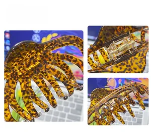 Detailansicht der großen Haarklammer mit Leopardenmuster, Metallfeder und Harztextur
