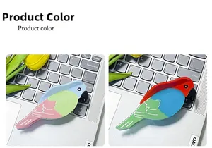 Gros plan de pinces à cheveux perroquet en acrylique coloré en deux combinaisons vives