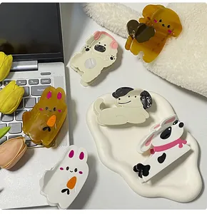 Détail de pinces à cheveux en acétate avec lapins et chiens de dessin animé mignons