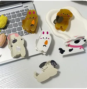 Détail de pinces à cheveux mignonnes en acétate avec lapins, chiens et ours