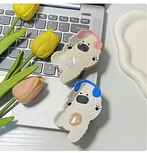 Détail de pinces à cheveux en acétate crème avec design de casque sur un ordinateur portable