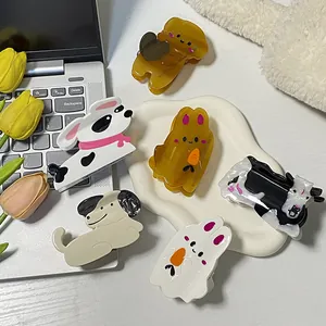 Lot de pinces à cheveux chat et animaux en acétate sur plateau blanc avec tulipe