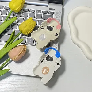 Pinces à cheveux chat mignonnes en acétate avec écouteurs sur clavier d'ordinateur
