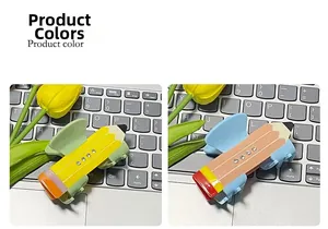 Dettaglio dei fermagli per capelli a forma di matita con strass in colori pastello